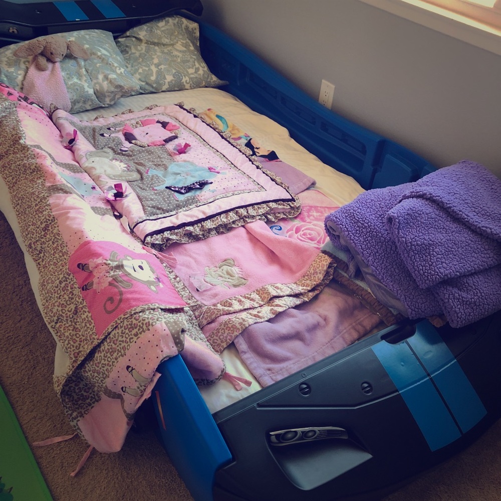 Crib blanket and sheet set